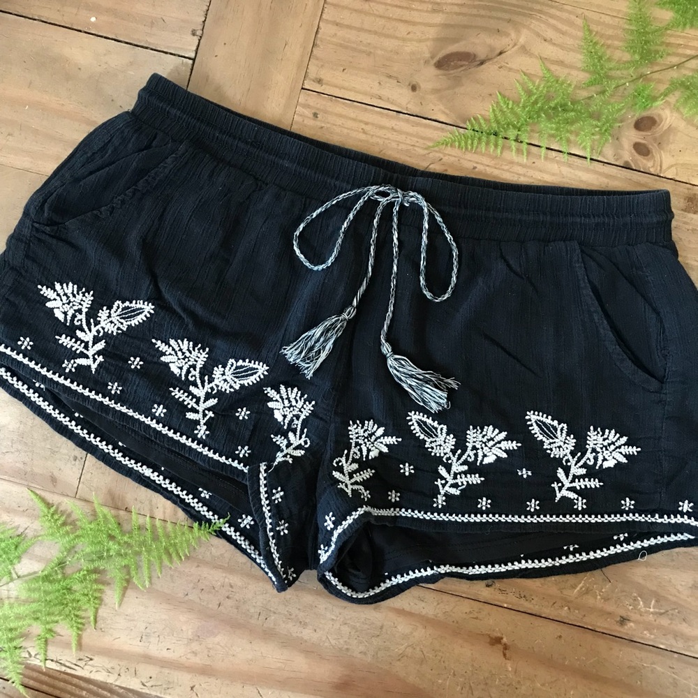 Embroidered Shorts - Picture 2 of 4